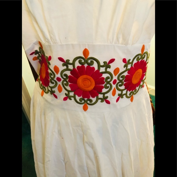 Stunning sundress!White W/Orange roses!Delightful! - Picture 4 of 5